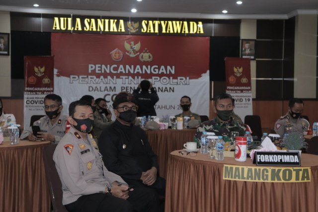 Wakil Wali Kota Malang, Sofyan Edi Jarwoko (baju hitam), saat Rakor Penanganan COVID-19 di Mapolresta Malang Kota, pada Kamis (13/8/2020). Foto: Dok. Polresta Malang Kota