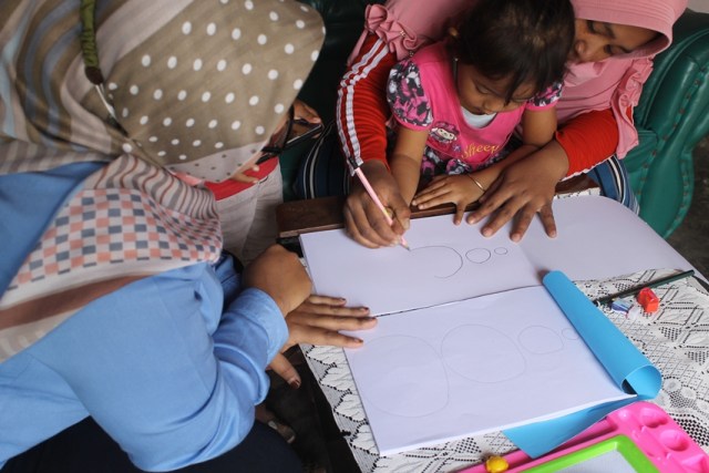 Citra Utut Praditya saat melakukan kunjungan ke rumah muridnya.