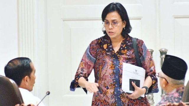 Menteri Keuangan Sri Mulyani berbicara di depan Presiden dan Wakil Presiden Foto: Instagram @smindrawati