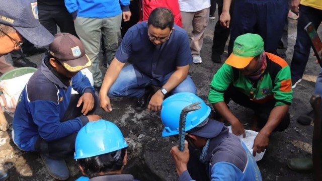 Gubernur DKI Jakarta Anies Baswedan meninjau kerja bakti besar-besaran cegah banjir Jakarta. Foto: Instagram/@dinaslhdki