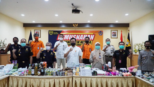 Bea Cukai musnahkan barang sitaan senilai Rp 500 juta.  Foto: Dok Bea Cukai Pasar Baru