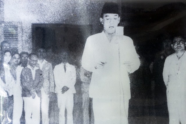 Pembacaan Teks Proklamasi. Foto: Wikipedia