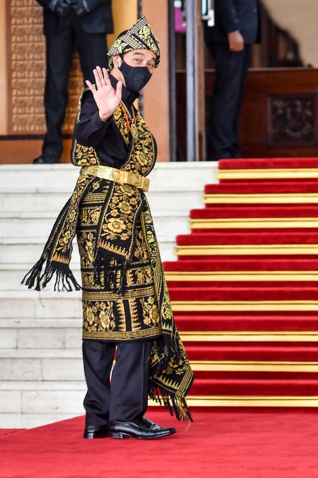 Presiden Joko Widodo melambaikan tangan ke arah wartawan saat tiba di lokasi sidang tahunan MPR dan Sidang Bersama DPR-DPD di Komplek Parlemen, Senayan, Jakarta, Jumat (14/8). Foto: Galih Pradipta/ANTARA FOTO