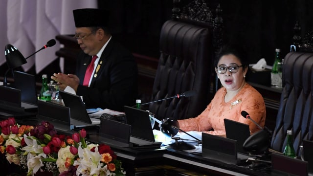 Ketua DPR Puan Maharani (kanan) didampingi Ketua MPR Bambang Soesatyo (kiri) pidato pengantar dalam rangka Sidang Bersama DPR-DPD di Ruang Rapat Paripurna, Komplek Parlemen, Jakarta, Jumat (14/8). Foto: Akbar Nugroho Gumay/ANTARA FOTO
