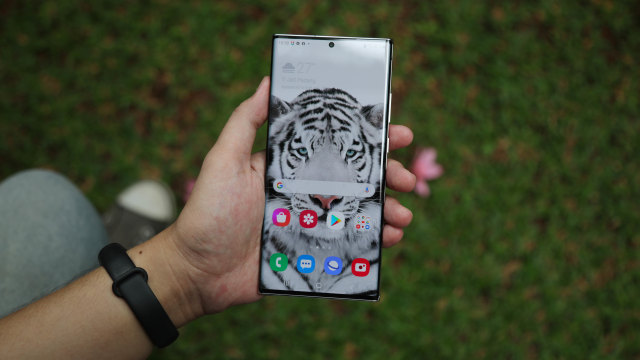 Samsung Galaxy Note 20 Ultra termasuk dalam daftar HP yang terima update OS Android tiga tahun. Foto: Aditia Noviansyah/kumparan