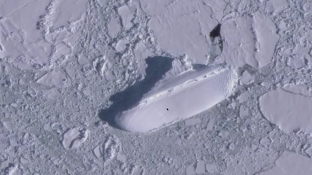 Objek diduga kapal es misterius di Antarktika yang dilihat dari Google Earth. Foto: MrMBB333/YouTube