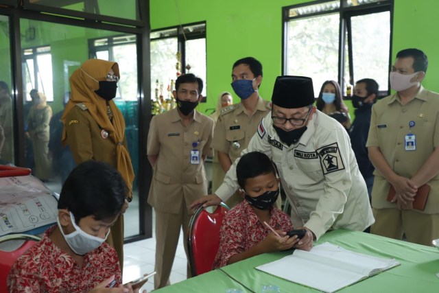 Wali Kota Malang, Sutiaji, saat meninjau pelaksanaan sekolah daring mandiri di Kelurahan Bandulan, Kota Malang. Foto: Humas Pemkot Malang.