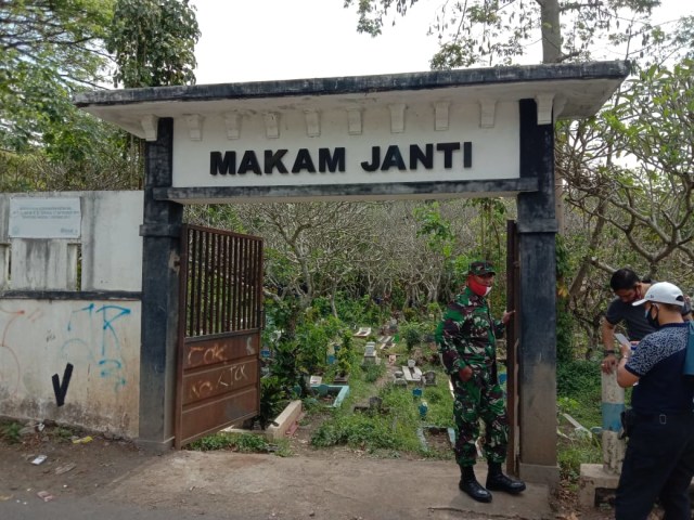 Satreskrim Polresta Malang Kota saat melakukan pembongkaran makam untuk keperluan otopsi di TPU Janti, Kecamatan Sukun, Kota Malang, pada Kamis (13/8/2020). Foto: Istimewa