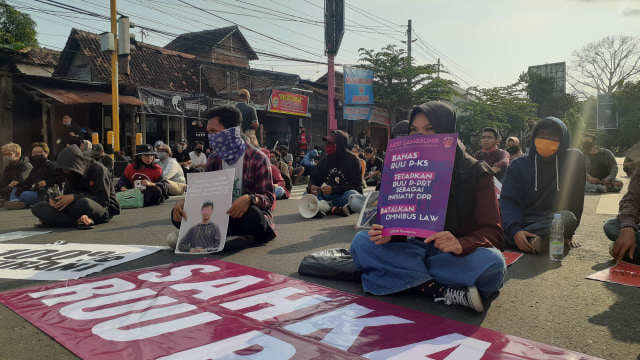 Massa aksi yang tergabung dalam Aliansi Rakyat Bergerak (ARB) kembali turun ke pertigaan Jalan Gejayan, Kabupaten Sleman, DI Yogyakarta. Foto: Arfiansyah Panji Purnandaru/kumparan
