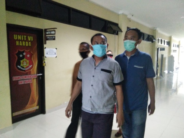 Baim S saat digelandang menuju ruang pemeriksaan di Unit PPA Satreskrim Mapolresta Bandar Lampung, Jumat (14/8) | Foto: Obbie Fernando/Lampung Geh