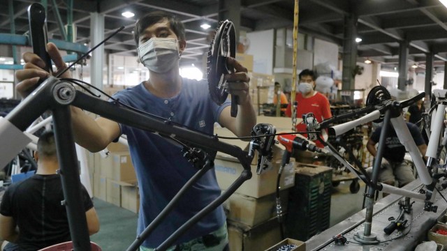 Pabrik Sepeda di Shanghai, China. Foto: Ann Wang/Reuters