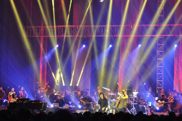 KLa Project menggelar pentas KLakustik di Balai Sidang Senayan, Jakarta, 2013. Foto: Lassak Imaji/Tagor Lassak