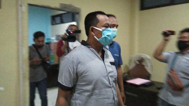 Tersangka Baim S saat akan dibawa menuju ruang sel di Mapolresta Bandar Lampung, Jumat (14/8) | Foto: Obbie Fernando/Lampung Geh