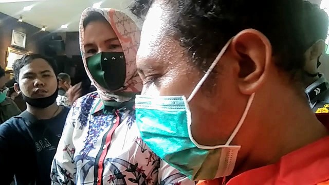 Pelaku saat diamankan di Mapolrestabes Palembang. (foto: istimewa)