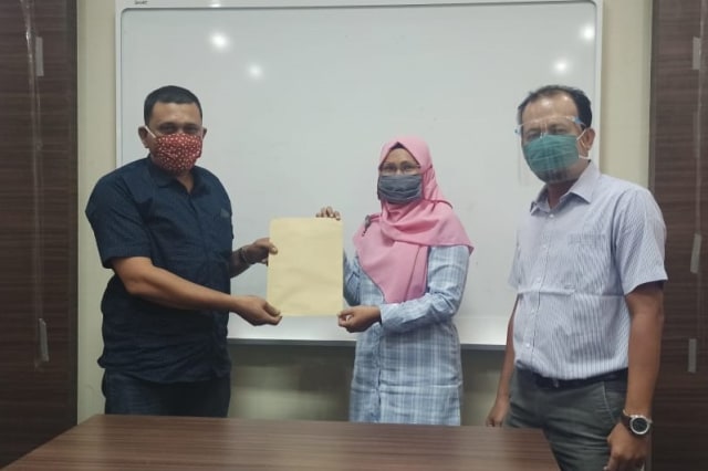 Penyerahan rekam jejak 30 kandidat komisioner Komisi Informasi Aceh (KIA) kepada panitia seleksi, Kamis (14/8). Foto: Kiriman Hafidh