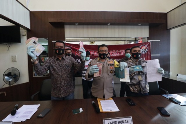 Ekspose pengungkapan tersangka penyelundupan jenazah dari kapal asing. Foto: Dok Polda Kepri.