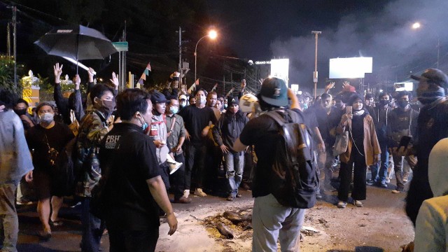 Massa Gejayan Memanggil sempat bersitegang dengan warga di pertigaan UIN Yogya Foto: Arfiansyah Panji Purnandaru/kumparan
