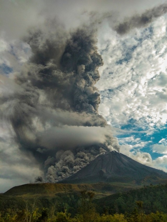 Gunung Sinabung menyemburkan material vulkanik saat erupsi di Desa Suka Nalu, Karo, Sumatera Utara, Jumat (14/8). Foto: Tibta Peranginangin/Antara Foto