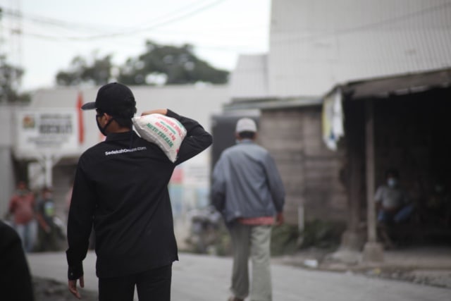 Paket Sembako dan Masker untuk Warga Sekitar Sinabung