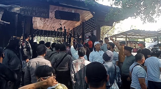 Massa dari kubu Pangeran Kuda Putih, menggeruduk Keraton Kasepuhan Cirebon. (Juan)