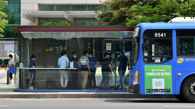 Penampakan halte bus yang di rancang untuk melindungi penumpang  dari hujan monsun, musim panas dan virus corona di Kota Seoul, Korea Selatan, Rabu (12/8). Foto: Jung Yeon-je / AFP