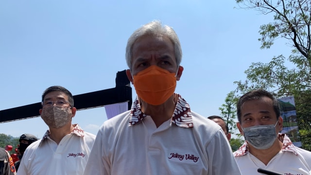 Gubernur Jawa Tengah Ganjar Pranowo ground breaking obyek wisata Jateng Valley di kawasan wana wisata hutan Penggaron, Kabupaten Semarang, Jawa Tengah. Foto: Afiati Tsalitsati/kumparan