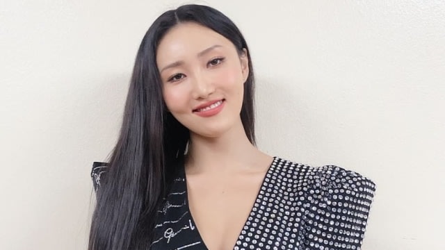 Hwasa Mamamoo di Inkigayo. Foto: Instagram/mamamoo_official