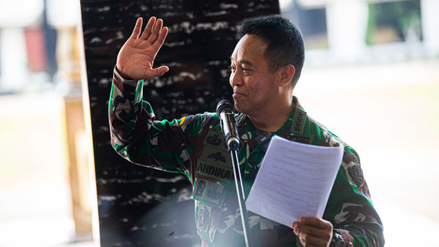 Wakil Ketua Komite Pelaksana Penanganan COVID-19 dan PEN, Andika Perkasa menyampaikan keterangan pers usai menerima hasil uji klinis tahap tiga obat baru untuk penanganan pasien COVID-19 dari tim peneliti Universitas Airlangga di Jakarta. Foto: ADITYA PRADANA PUTRA/ANTARA FOTO