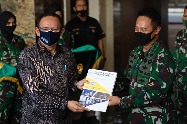 Wakil Ketua Komite Pelaksana Penanganan COVID-19 dan PEN Andika Perkasa (kanan) menerima hasil uji klinis tahap tiga obat baru COVID-19 dari Rektor Universitas Airlangga (Unair) Mohammad Nasih di Jakarta, Sabtu (15/8/2020). Foto: ADITYA PRADANA PUTRA/ANTARA FOTO