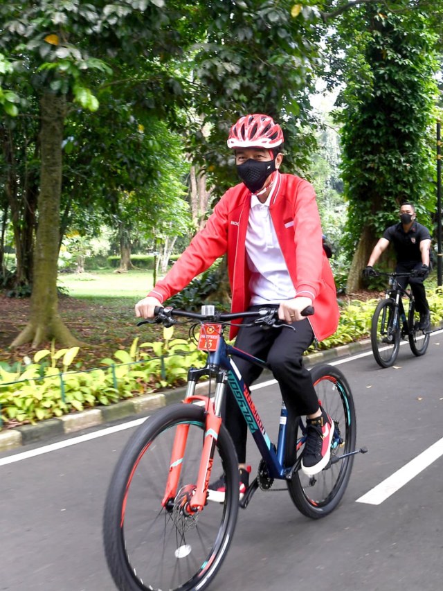Presiden bersepeda dan bagikan masker di Kebun Raya Bogor. Foto: Rusman/Biro Pers Sekretariat Presiden