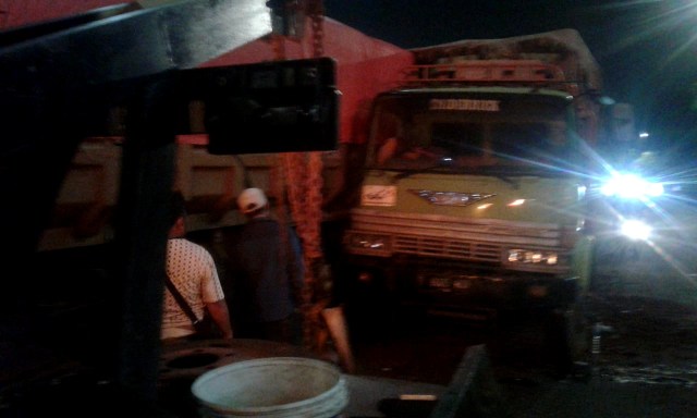 Kondisi truk yang mengalami kecelakaan di Slipi. Foto: Twitter/@TMCPoldaMetro
