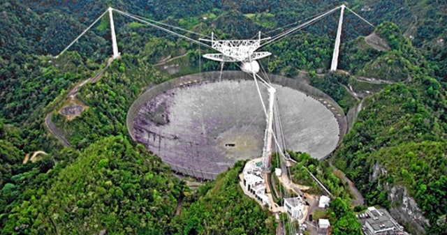 Teleskop terbesar di dunia, Arecibo Observatory. Foto: commons.wikimedia.org