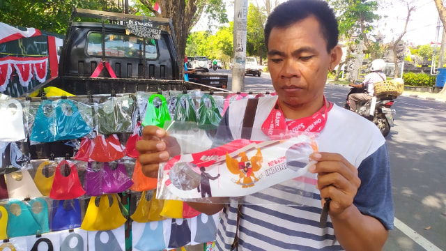 Mahsina menunjukkan maskernya yang laris manis - ACH