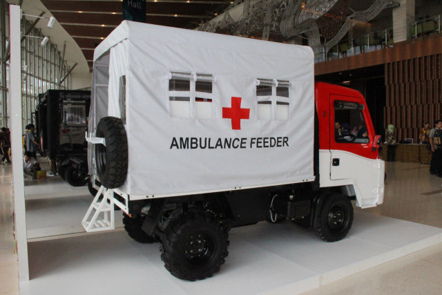 Mobil perdesaan AMMDes difungsikan sebagai ambulans di daerah terpencil. Foto: Kemenperin