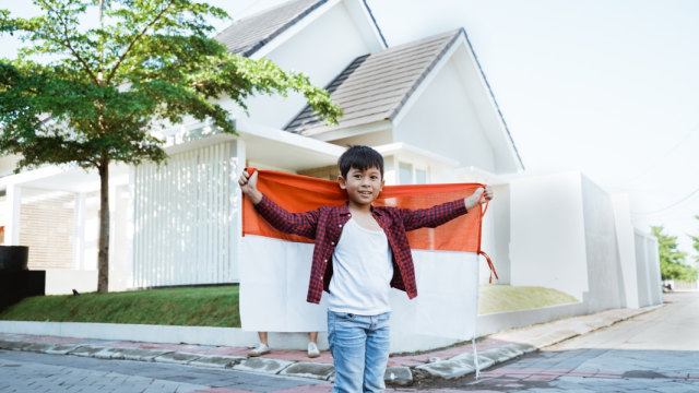 Ilustrasi anak dan bendera merah putih. Shutterstock
