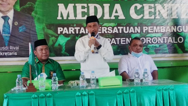 Konferensi pers, Pasangan Calon (Paslon) Bupati dan Wakil Bupati Gorontalo, Nelson-Hendra, Minggu (16/8). Foto: Dok banthayoid (Herman Abdullah)