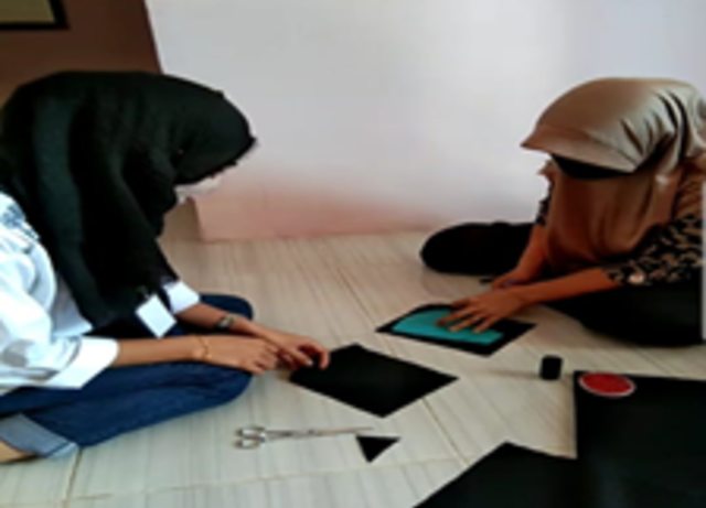 Sosialisasi pembuatan masker dan face shield oleh Mahasiswa Universitas Muhammadiyah Malang/ Elvira Yuniar
