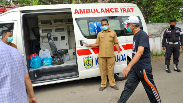 Salah seorang pasien COVID-19 yang telah dinyatakan sembuh diantar pihak rumah sakit. Foto: Suparta/acehkini