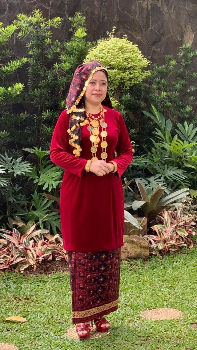 Ketua DPR Puan Maharani memakai baju adat Tengkuluk Bai Bai, Jambi, pada HUT ke-75 RI, Senin (17/8). Foto: Dok. Istimewa