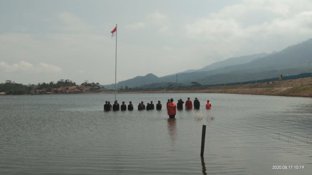 Warga Desa Winduaji, Kecamatan Paguyangan, Kabupaten Brebes menggelar upacara di atas air Waduk Penjalin, Senin (17/8/2020). (Foto: Reza Abineri)