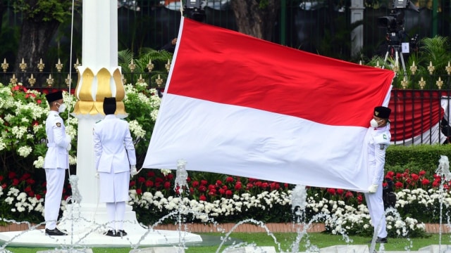 Pasukan Pengibar Bendera Pusaka (Paskibraka) bersiap mengibarkan Bendera Merah Putih saat Upacara HUT ke-75 RI di Istana Merdeka, Jakarta, Senin (17/8).  Foto: Muchlis Jr/Biro Pers Sekretariat Presiden