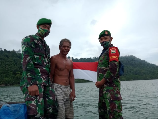 ﻿Babinsa bersama warga Pulau Karimun Anak. Foto: Khairul S/kepripedia.com 