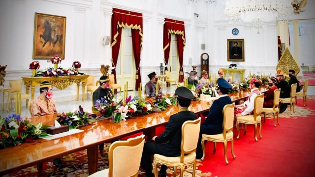 Presiden Joko Widodo menerima audiensi para pejabat tinggi negara yang hadir sebagai undangan setelah pelaksanaan Upacara Detik-Detik Proklamasi, Senin (17/8). Foto: Biro Pers Sekretariat Presiden