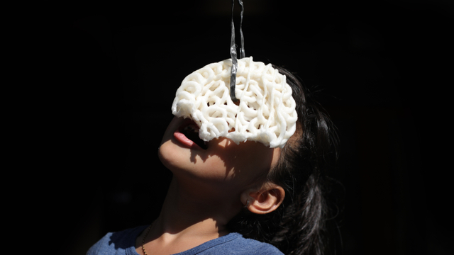Seorang anak mengikuti perlombaan makan kerupuk dalam rangka memperingati hari kemerdekaan Indonesia. Foto: Aditia Noviansyah/kumparan