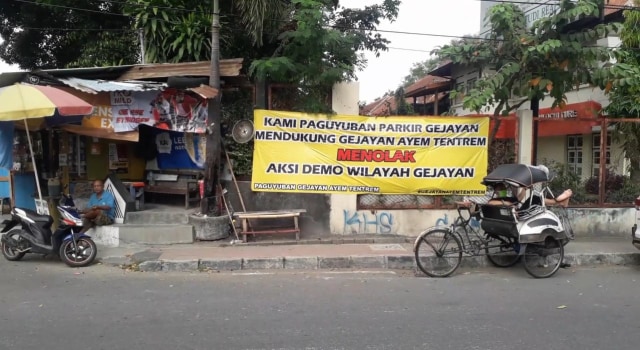 Spanduk yang dipasang warga Gejayan. Foto: Tangkapan Layat Youtube/Macul Channel.