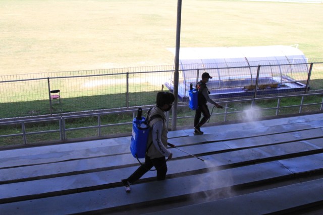 Stadion H Dimurthala, markas Persiraja disemprot disinfektan menjelang digunakan kembali untuk tempat latihan bersama pemain Persiraja. Foto: Dok. Persiraja