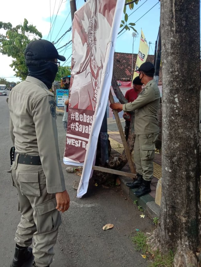 Baliho Bebaskan JRX di Jembrana Diberangus Satpol PP