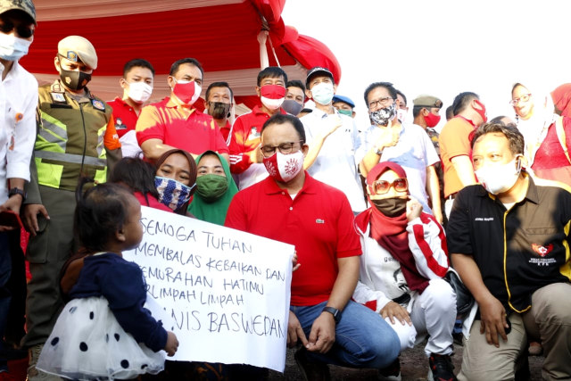 Gubernur DKI Jakarta Anies Baswedan saat melakukan peletakan batu pertama di Kampung Akuarium, Penjaringan, Jakarta Utara. Foto: Pemprov DKI Jakarta