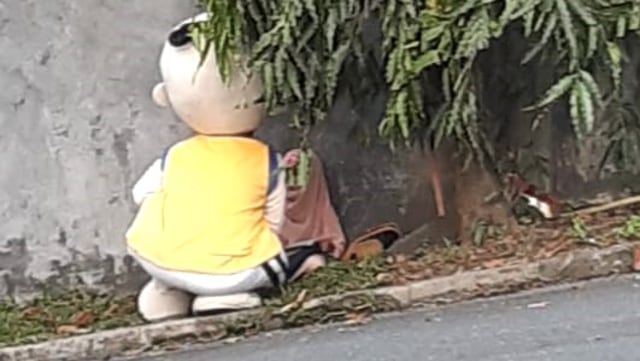 Badut Upin Ipin mengajarkan anaknya mengaji di pinggir jalan. Foto: Dok. Gina Lousia Tumewu