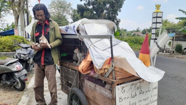 Sugiyanto, warga asal Kadipiro, Kasihan, Bantul, DI Yogyakarta, yang hidup nomaden dan merawat kucing jalanan. Foto: Arfiansyah Panji Purnandaru/kumparan